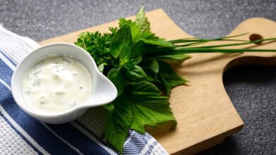 4 receitas de salada verde com queijo para experimentar e amar